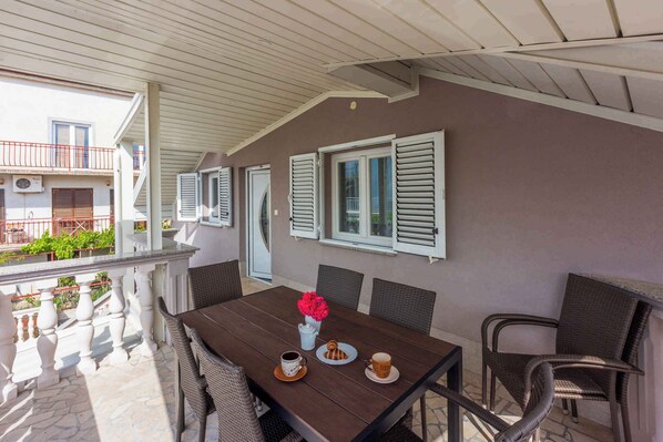 Outdoor dining
