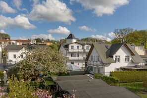 Blick auf die Pensionsanlage mit Vorder- und Hinterhaus