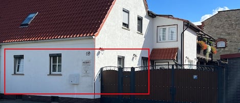 Ferienwohnung im EG. Davor Parplätze und Wallbox für E-Autos