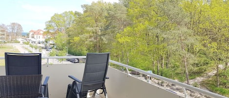 Freier Blick auf die Ostsee vom überdachten Balkon und vom Wohnzimmer