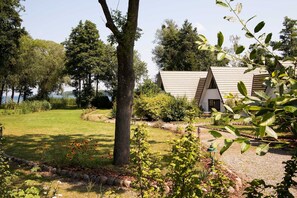 Blick in den Garten mit den Finnhütten