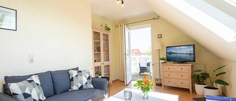 Der Wohnbereich mit Zugang zum Balkon