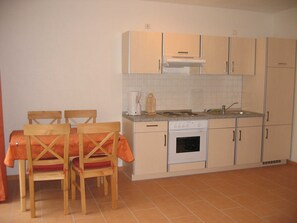 Die Küche mit Herd Backofen Kühlschrank