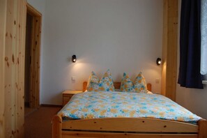 Das 1. Schlafzimmer mit Doppelbett