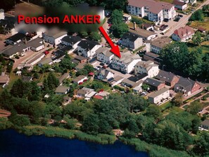 Luftaufnahme Gelände Pension ANKER; unten der angrenzende Schmachter See