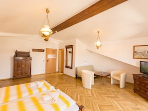 Doppelzimmer mit Aufbettungsmöglichkeit; Sitzecke; Bad, Dusche und WC