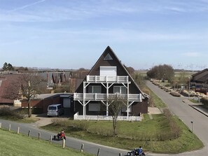 Blick vom Deich zum Haus