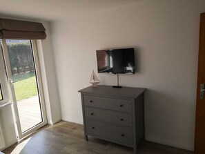 TV im Schlafzimmer mit Doppelbett