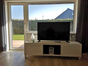 Flachbild-TV im Wohnzimmer