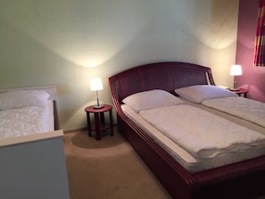 Das Schlafzimmer mit Doppelbett und Einzelbett