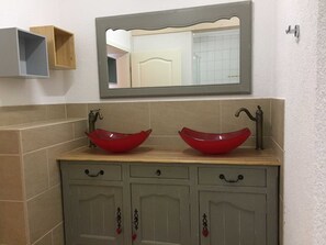 Das Bad mit zwei Waschbecken, Dusche und WC