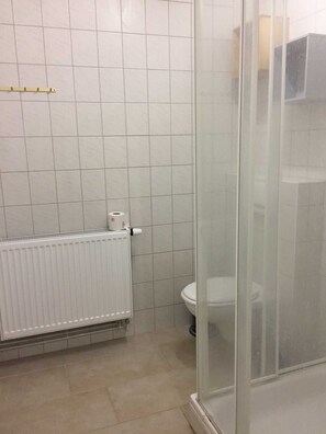 Das Badezimmer mit Dusche und WC