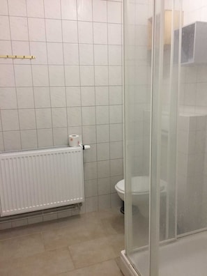Das Badezimmer mit Dusche und WC