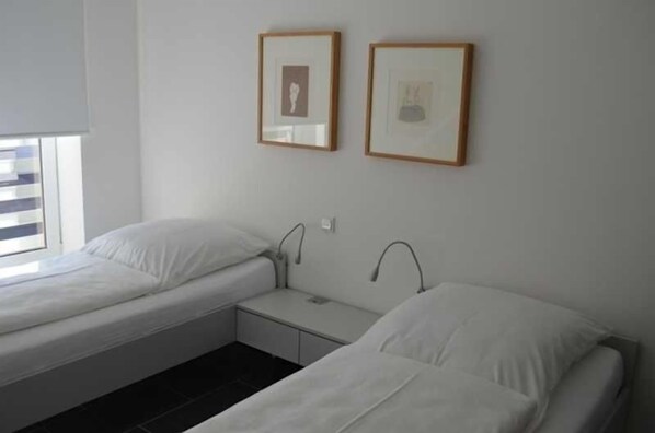 das zweite Schlafzimmer mit Einzelbetten und Schreibtisch
