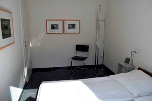 Schlafzimmer mit Doppelbett