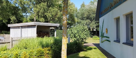 Zuwegung zum Haus und Schuppen mit Fahrradunterstand