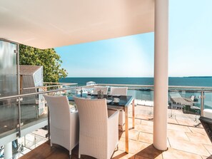 große Terrasse mit Aussicht