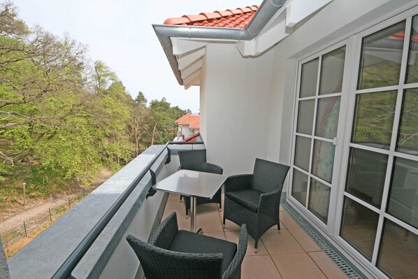 bestuhlter Balkon in ruhiger Lage