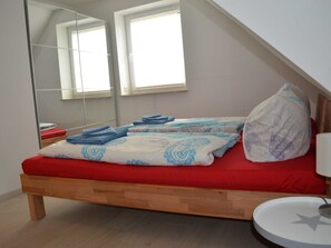 Schlafzimmer mit Doppelbett