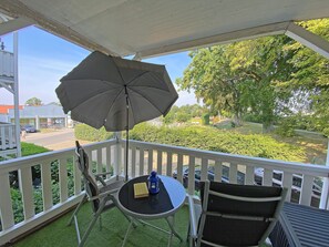 bestuhlter Balkon mit Sonnenschirm