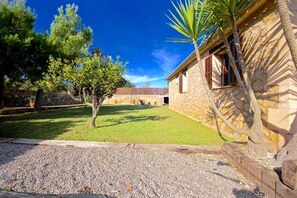 Eingang der Finca mit Rasenfläche