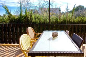 Terrasse mit Esstisch