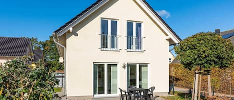 Hausansicht von der Straße mit Blick auf die Terrasse und den Garten