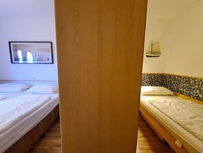 Schlafzimmer mit Doppel- & Einzelbett