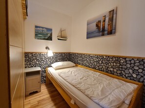 Schlafzimmer mit Doppel- & Einzelbett