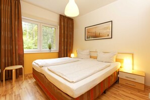 Schlafzimmer mit Doppel- & Einzelbett