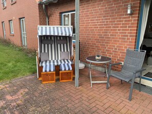 Terrasse mit eigenem Strandkorb
