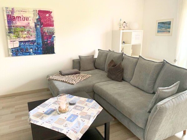Heller Wohnraum mit Schlafcouch für 2 Personen