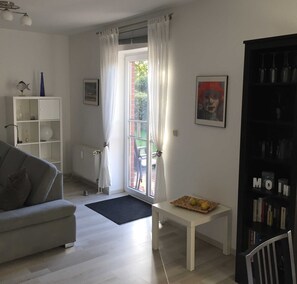 Wohnzimmer mit Ausgang zur Terrasse.