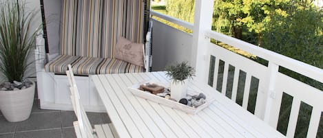 Balkon mit Strandkorb