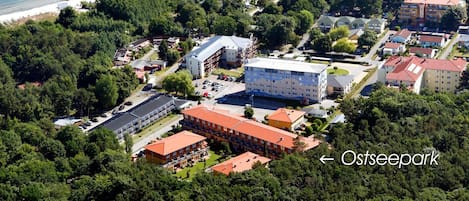 Luftaufnahme mit Blick auf die Ferienanlage Ostseepark