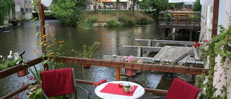 Wassersteg mit Blick zur Krämerbrücke