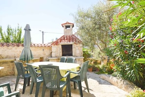 terrasse de jardin et barbecue