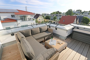bestuhlte Dachterrasse mit weitem Blick über Göhren