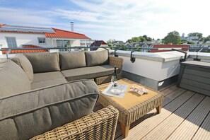 bestuhlte Dachterrasse lädt zum Entspannen ein