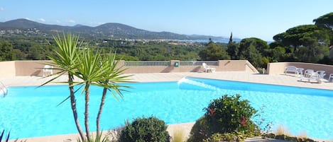 Pool mit Blick aufs Meer