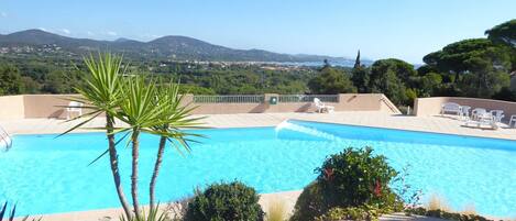 Pool mit Blick aufs Meer