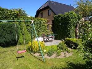 Garten mit Schaukel und Terrasse