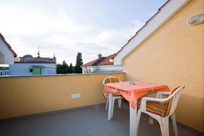 Balcone con mobili da giardino