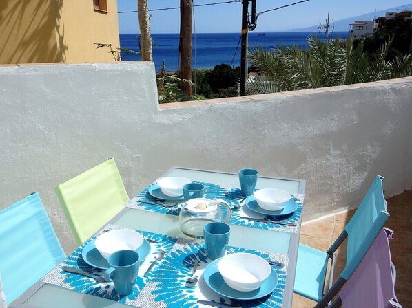 Frühstücksterasse mit Zugang von der Küche und Meerblick 