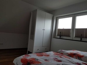 Schlafzimmer mit Doppelbett
