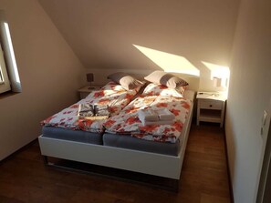 Schlafzimmer mit Doppelbett