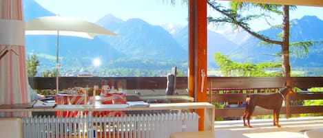 Wohnzimmer, riesiger Südbalkon und Alpenpanorama mit Hund