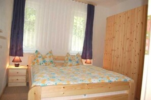Das 1. Schlafzimmer mit Doppelbett