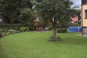 jardin avec piscine