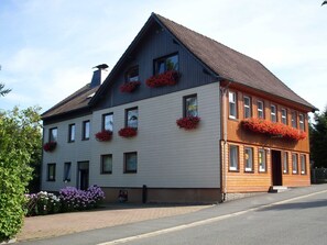 Blick auf das Gästehaus Ehrenberg